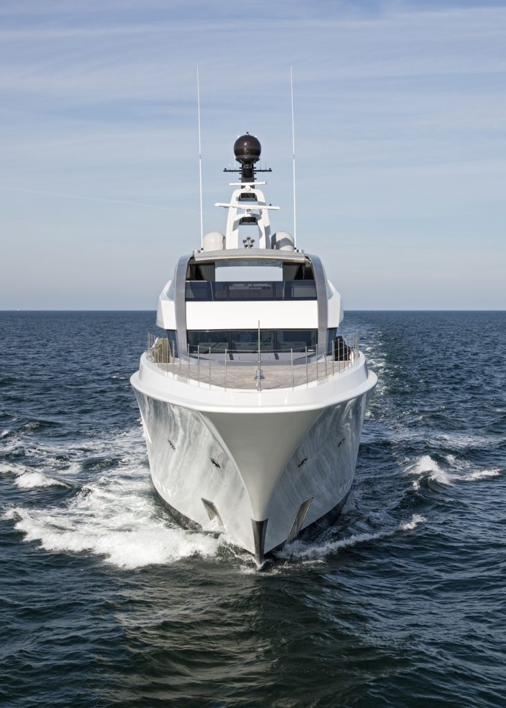 <!--:en--></noscript>Feadship Halo says hello to delighted owner 
