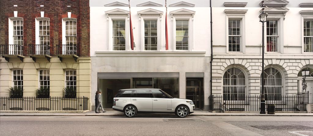 <!--:en--></noscript>Land Rover Debuts Range Rover With Long-Wheelbase 