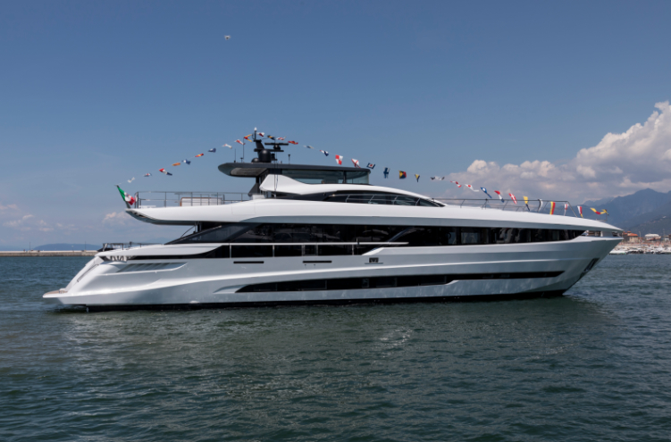 THE NEW MANGUSTA GRANSPORT 33 HITS THE WATER