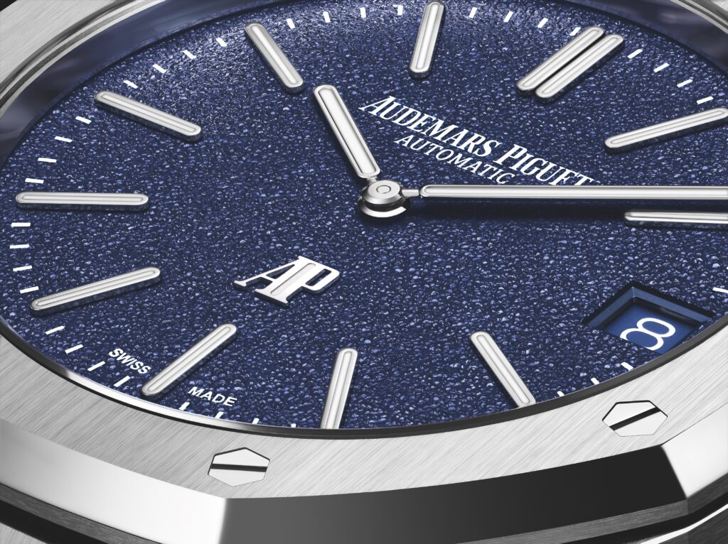 AUDEMARS PIGUET UNVEILS A NEW VERSION OF ITS EXTRA-THIN ROYAL OAK “JUMBO” MODEL WITH A BLUE GRAINED DIAL